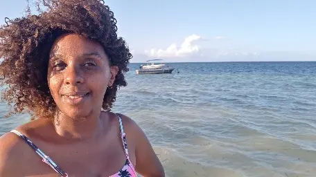 Brenda Peter Zayumba na pláži na Zanzibaru