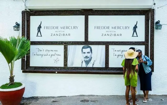 Vstupní expozice muzea Freddieho Mercuryho ve Stone Townu na Zanzibaru