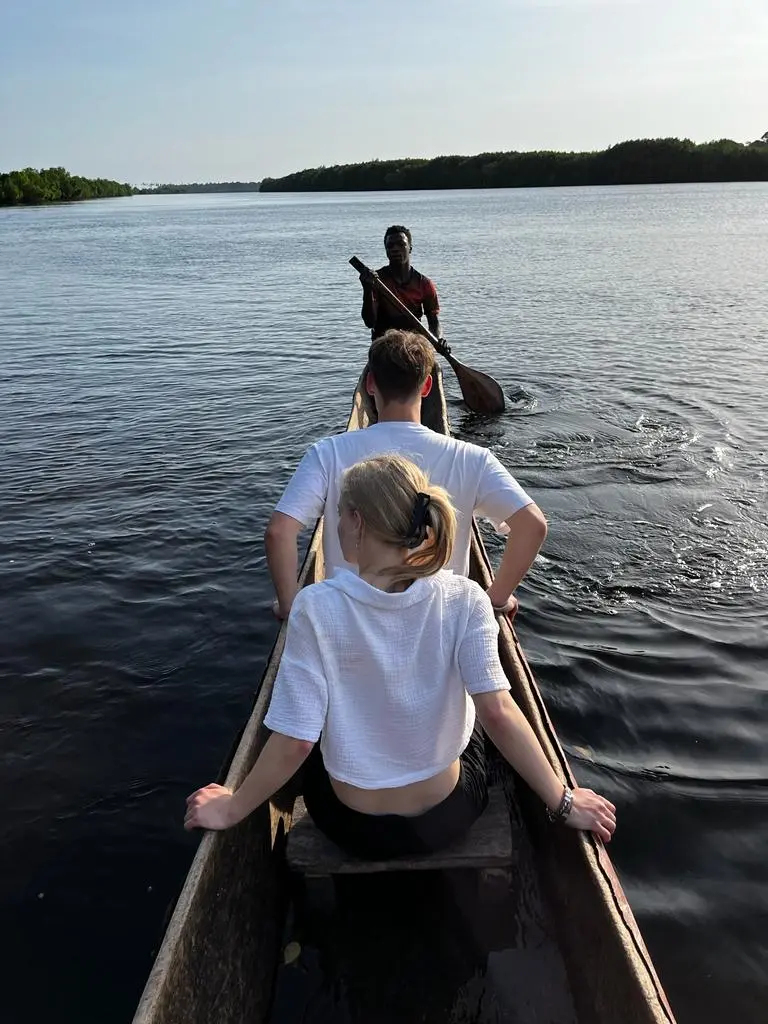 Návštěvníci plují na tradiční lodi mezi zanzibarskými mangrovy