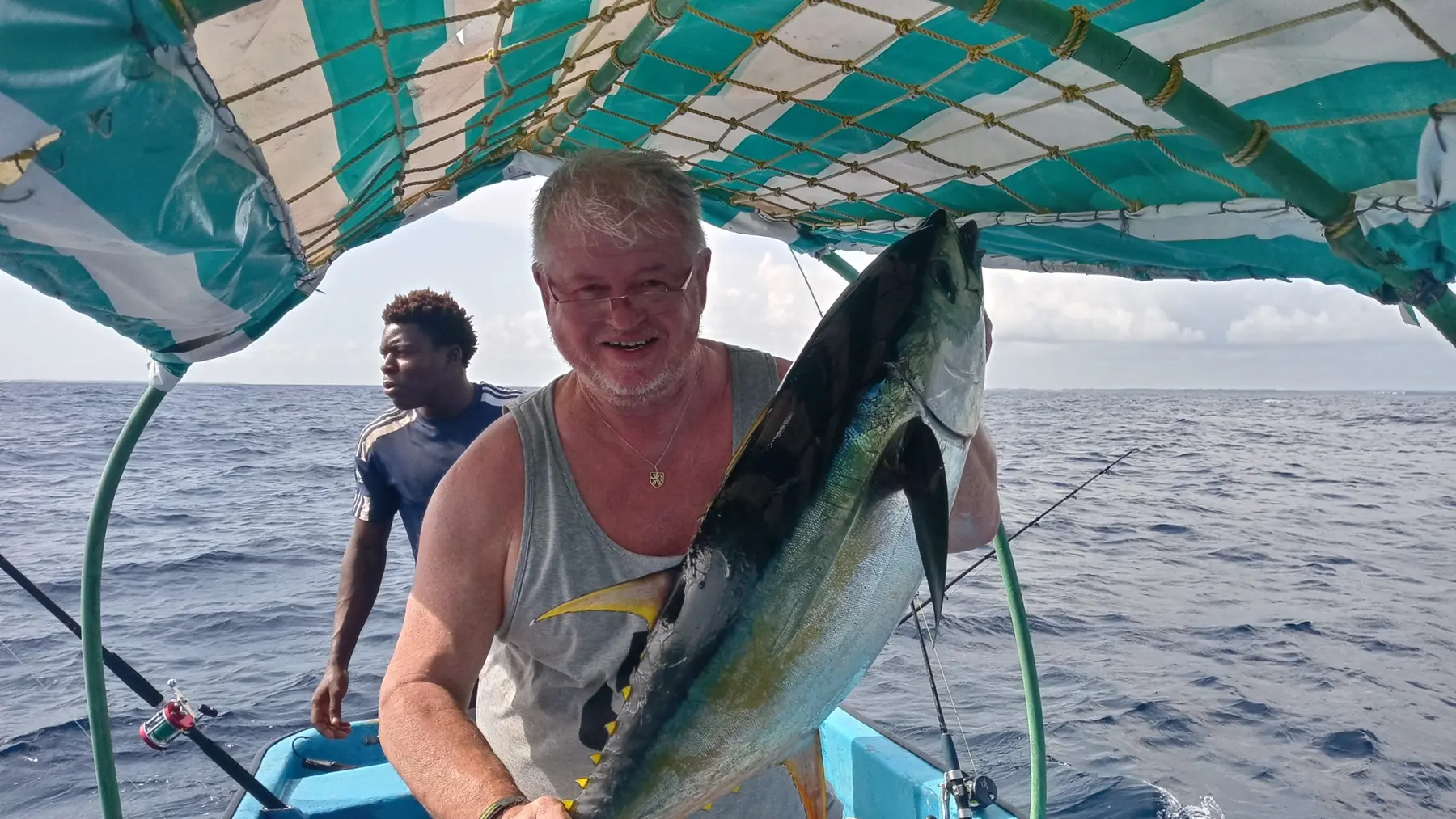 Úspěšný úlovek při rybaření na otevřeném moři u Zanzibaru
