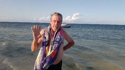 Jaroslav Jerry Dolejš na pláži na Zanzibaru