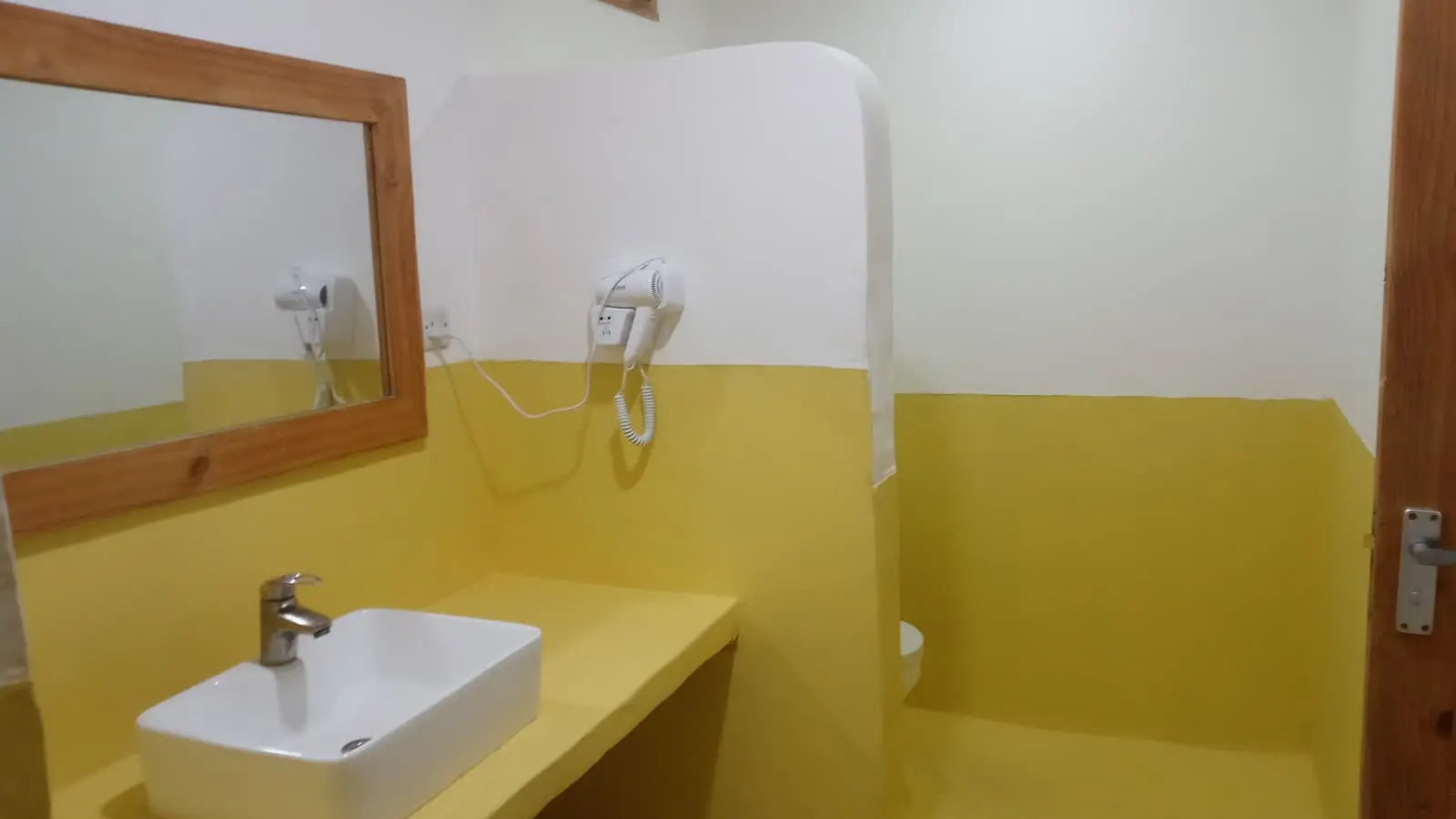Koupelna se sprchovým koutem u pokoje
