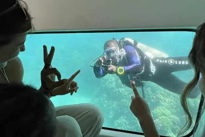 Potápěč pozorovaný oknem výletní miniponorky