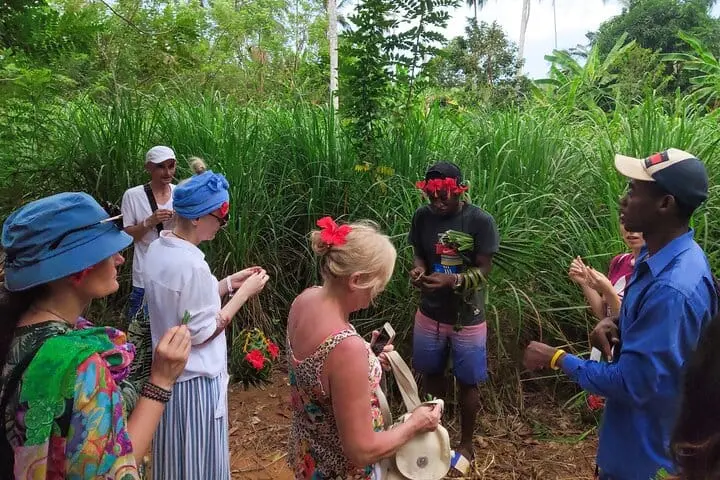 Skupina návštěvníků při prohlídce farmy s kořením na Zanzibaru