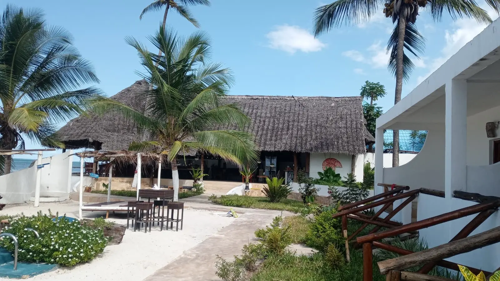 Restaurace rodinného resortu lemovaná palmami