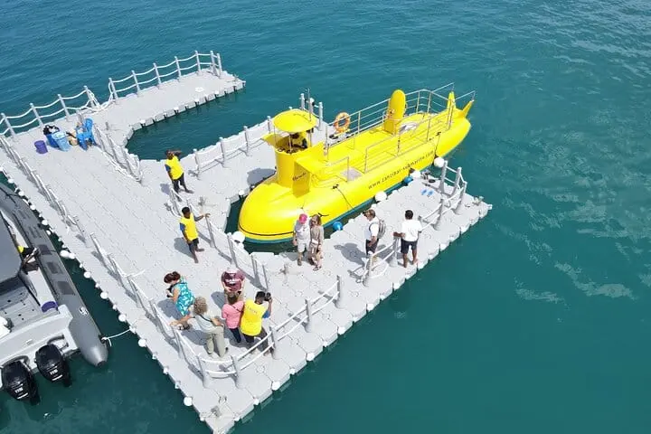 Žlutá výletní miniponorka u pobřeží Zanzibaru